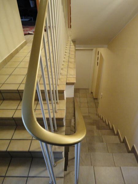 Profil&eacute;s de rampe d'escalier ronds en plastique