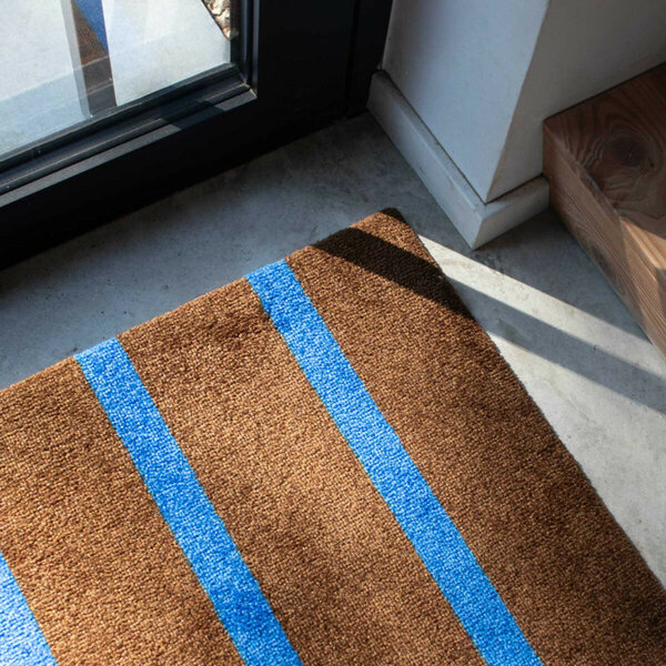 Deurmat-ColorStar-Lines-bruin-koningsblauw-bij-achterdeur-bofloor