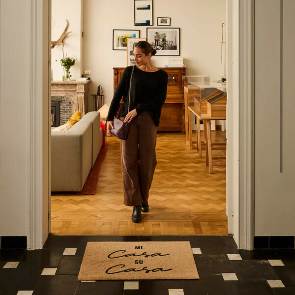 Deurmat-ColorStar-Mi-casa-Su-casa-kameel-vrouw-bij-deur-bofloor