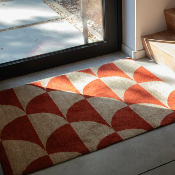 Deurmat-ColorStar-Scales-rose-rood-bij-trap-bofloor