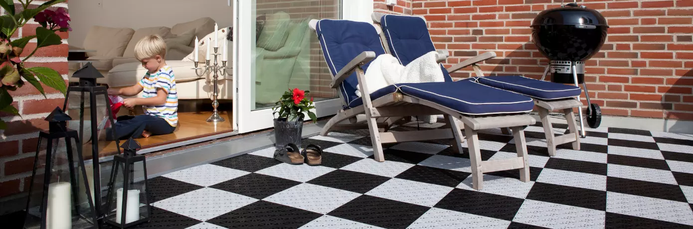 Verleihen Sie Ihrem Balkon einen frischen, neuen Look mit PVC-Klickfliesen